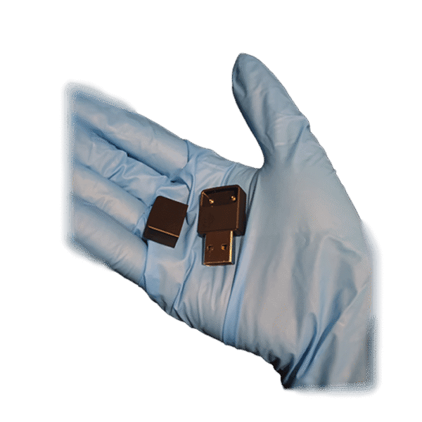 Compact JUUL USB charger 작은 사이즈와 마그네틱 도크 디자인이 보이는 JUUL USB Charger 이미지.