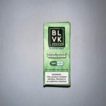 Playful candy gum vape image — 애플 사워의 선명함과 껌 캔디의 달콤함이 균형을 이루는 BLVK 사워 애플 버블검 제품 이미지.